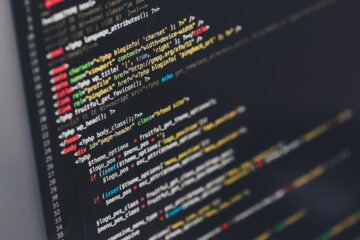 Logo de OpenAI junto a diagrama del modelo GPT-5.4-Cyber para ciberdefensa