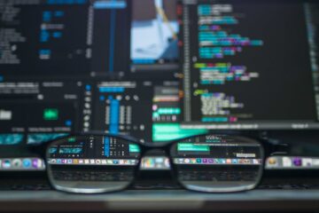 Dashboard de CheckCle mostrando monitoreo de servidores y servicios en tiempo real