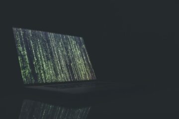 Pantalla de código con advertencia de prompt injection en un asistente de IA para programación