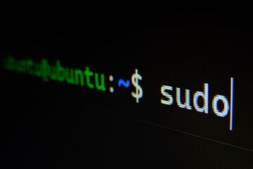 Pingüino Tux de Linux con el logo de Rust representando la integración estable del lenguaje en el kernel 7.0