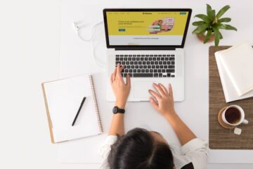 Programador frente a pantalla con código generado por IA mostrando dependencia y atrofia de habilidades de programación