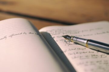 Mano escribiendo con pluma fuente sobre papel, escribir a mano y conexión cerebral