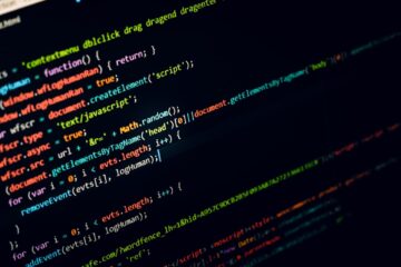 Terminal mostrando un script bash que usa el colon nulo en shell