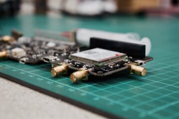 QuadRF phased array radio on a Raspberry Pi 5, with antennas and FPGA board visible