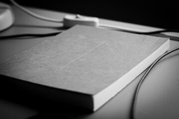 Open Book Touch, e-reader open source con pantalla e-paper y luz frontal