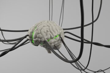 Electrodos de EEG sobre el cuero cabelludo registrando actividad cerebral durante atención auditiva