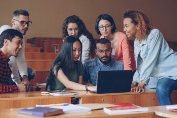 Aula universitaria vacía con laptops, símbolo de la caída en la matrícula de ciencias de la computación