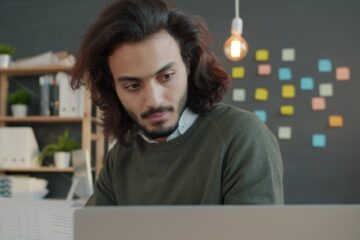 Ilustración de atención fragmentada: developer con notificaciones bloqueadas