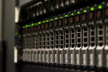 Centro de datos con GPUs procesando el costo de inferencia de un modelo de IA