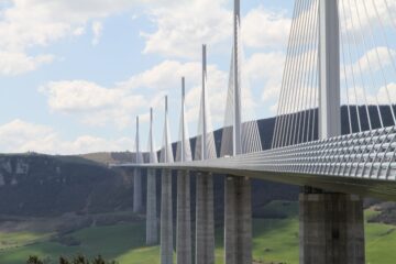 Sensor de vibración instalado en un puente para monitoreo de puentes con IA