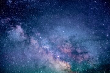 Captura conceptual de DarkHours.app, la aplicación de astronomía clonada con IA