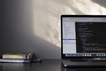 Diagrama de Apache Kafka mostrando particiones, brokers y consumidores