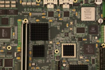 Diagrama que compara el manejo de interrupciones en RISC-V frente a ARM Cortex-M0