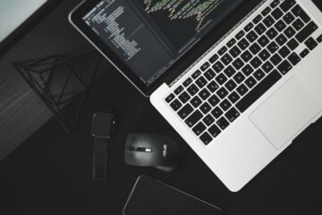 Terminal mostrando un agente de IA sincronizando un fork de un devtool open source con su repositorio original