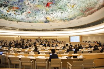 Ilustración de la sede de la ONU representando el nuevo panel científico de IA