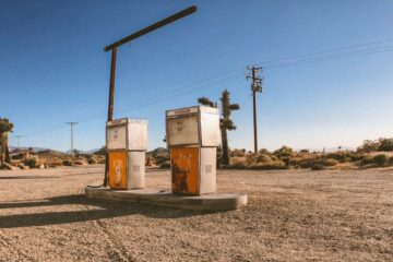 Cabina telefónica de Playa Phone iluminada en el desierto de Black Rock City