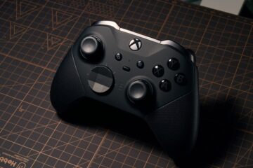 Consola Xbox con disco físico bloqueada durante la caída del servidor, ilustrando el problema de los juegos en disco