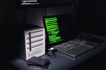 Diagrama de la vulnerabilidad QSB-118 en Qubes OS: dom0 y una qube comprometida