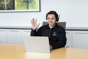 Persona respondiendo una llamada de telemarketing en Francia