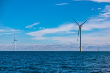 Turbina de eólica marina en el océano al atardecer
