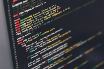 Mantenedores open source revisando código sin recibir pago por su trabajo