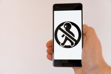 Anuncios engañosos en Google Ads simulando una alerta de iOS