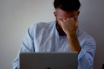 Desarrollador leyendo en pantalla un texto con escritura generada por ia