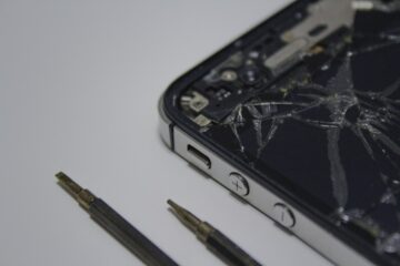 Technician repairing the screen and battery of a smartphone, symbol of smartphone repairability in the EU