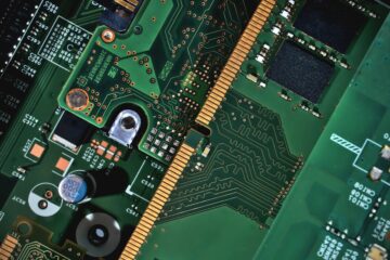 Chips GPU apilados representando el concurso GPU World sobre IA abundante