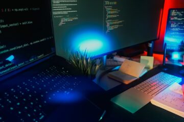Editor de codigo abierto en una laptop, simbolo de programar sin IA generativa