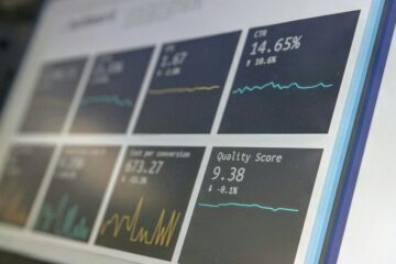 Diagrama conceptual de la degradación de modelos de IA y el benchmark LiveNerf