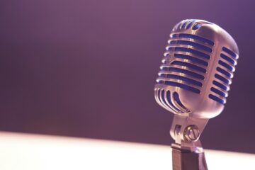 Microphone and audio waves representing a full-duplex voice model