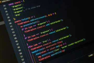 Diagrama de ingeniería inversa con agentes conectando un agente de código a un binario