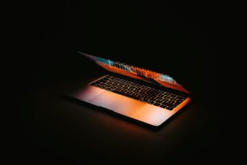 MacBook Pro PROLED XDR con pantalla OLED táctil de Apple