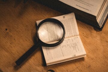 detectores de texto IA analizando un documento con palabras resaltadas